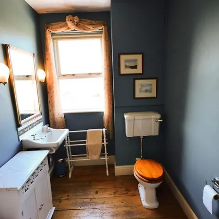 2 Bedroom House 10 Mins From Centre بريستول