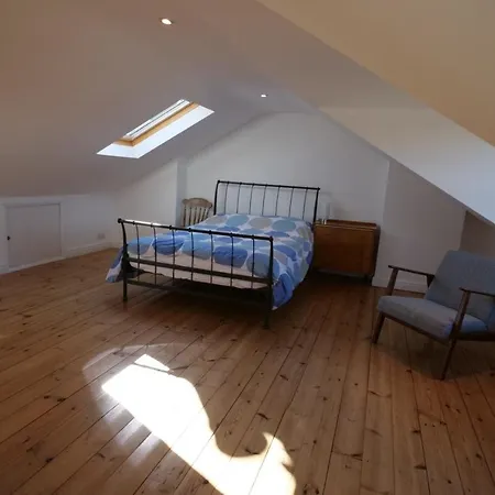 2 Bedroom House 10 Mins From Centre *