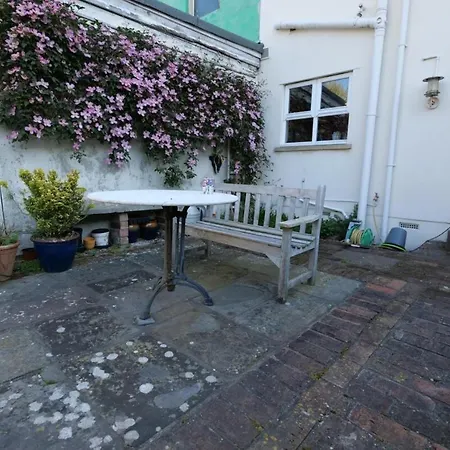 2 Bedroom House 10 Mins From Centre بيت للعطل *