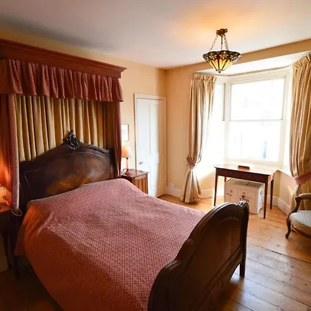 2 Bedroom House 10 Mins From Centre