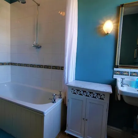 2 Bedroom House 10 Mins From Centre *