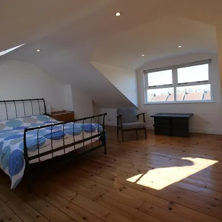 2 Bedroom House 10 Mins From Centre